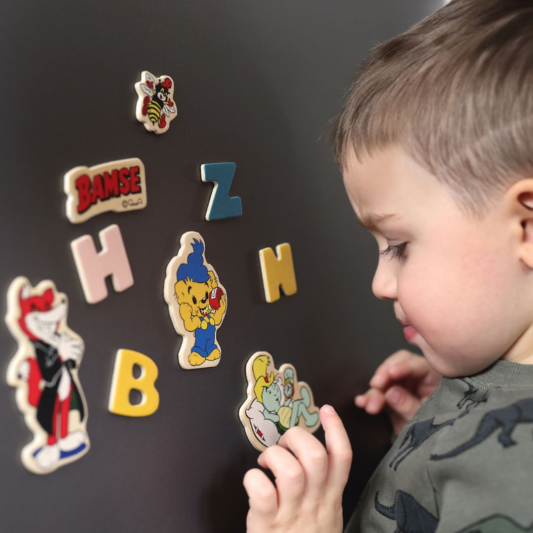 Magnetiske bokstaver og figurer med bamse